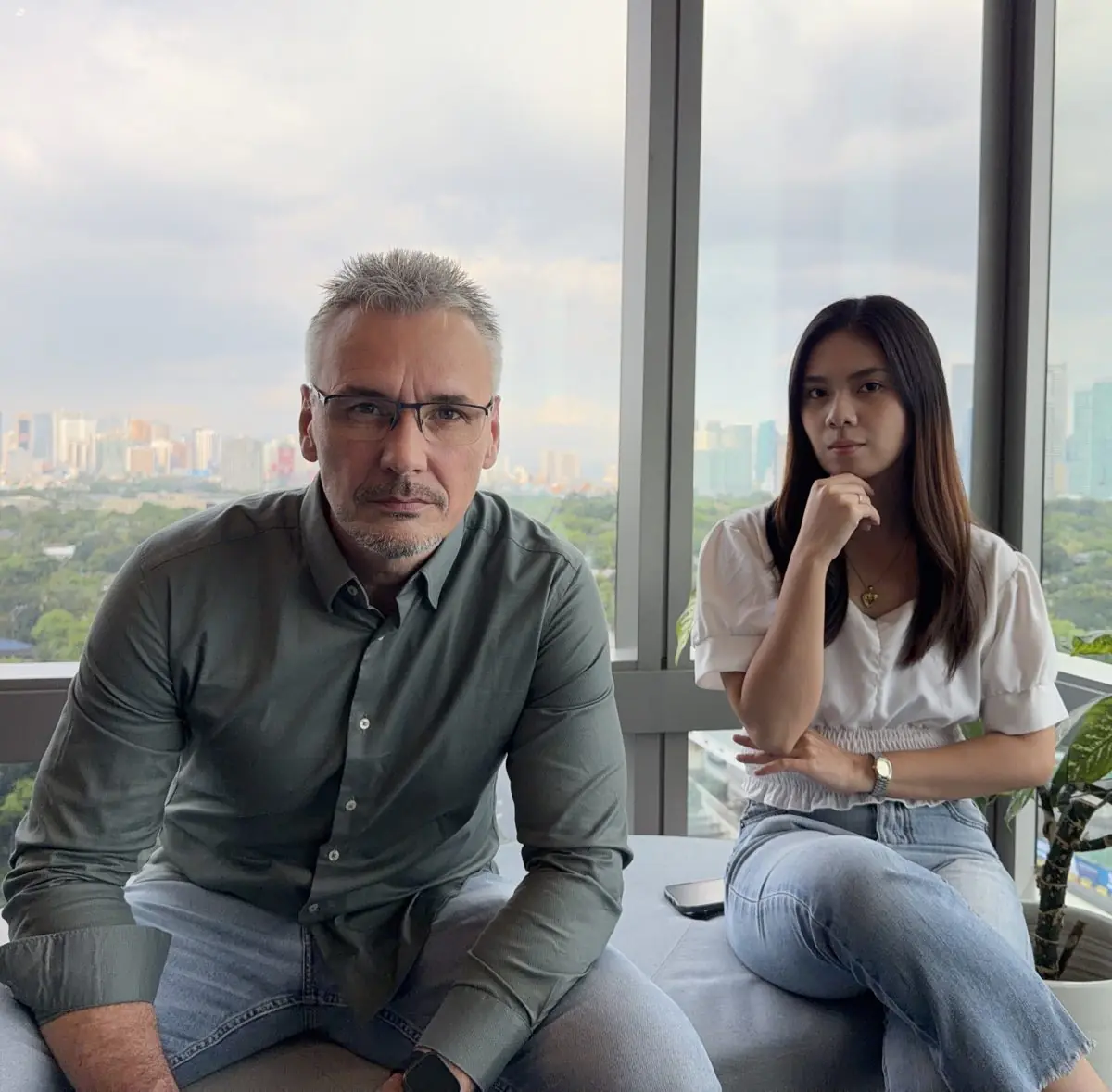 Jens Lindner mit Crystell aus seinem Team in Manila